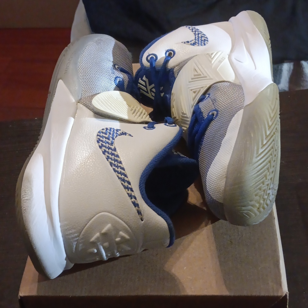 Nike Kyrie Irving Flytrap3 (2020) White Varsity Royal  SZ 11 EUC - Picture 7 of 9
